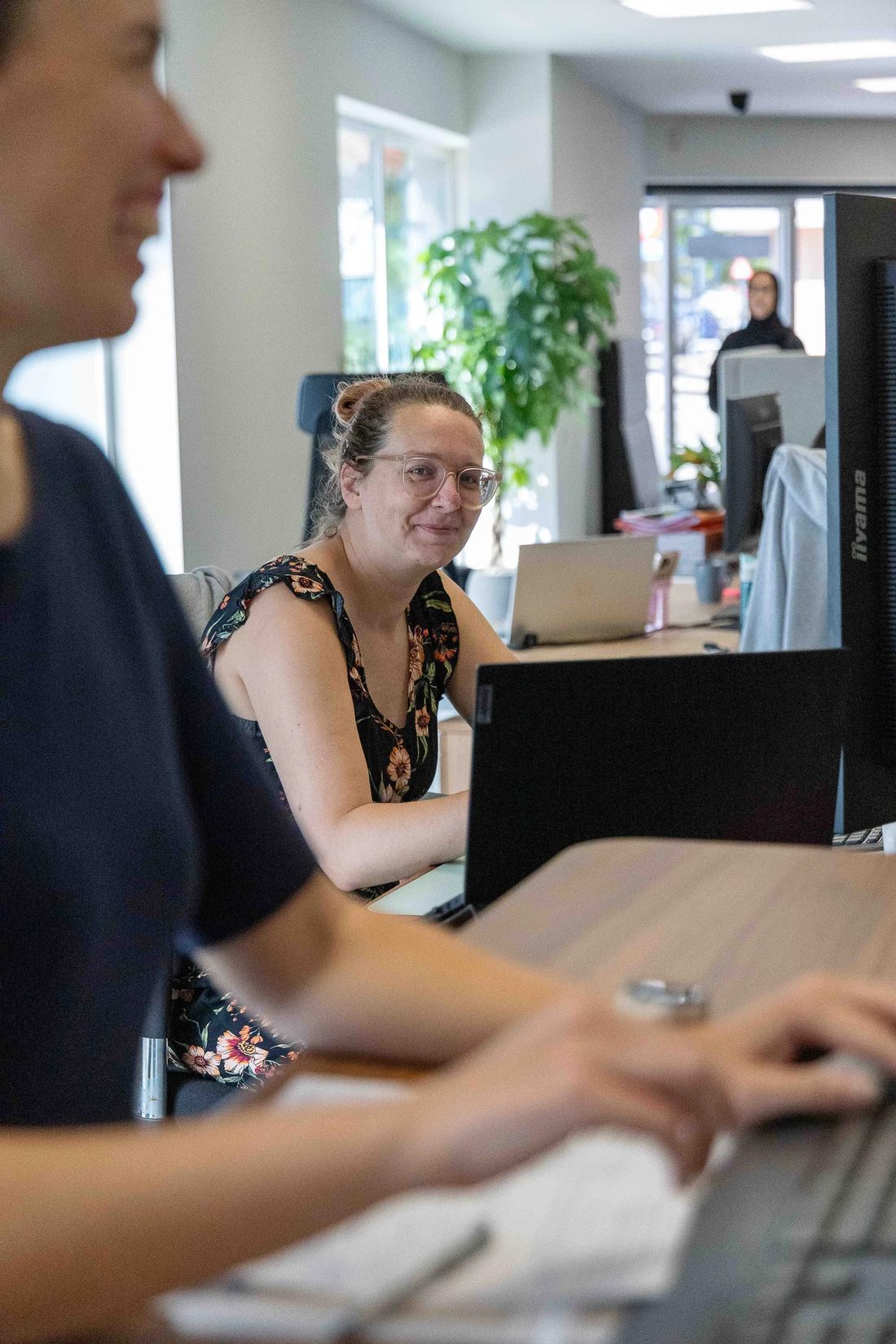 Twee medewerkers van Carbofisc aan het werk in het open kantoor