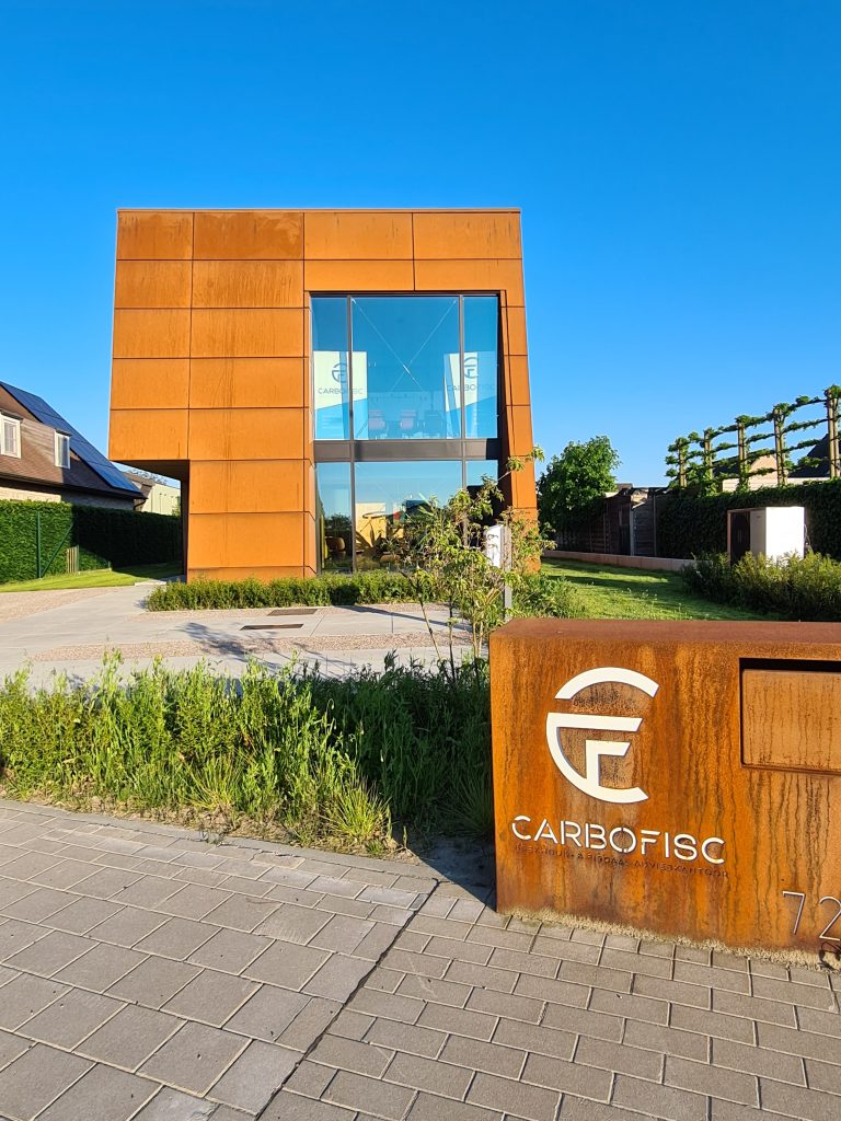 Het kantoor van Carbofisc in Hertsberge, een kubus in cortenstaal met het logo op de tuinmuur